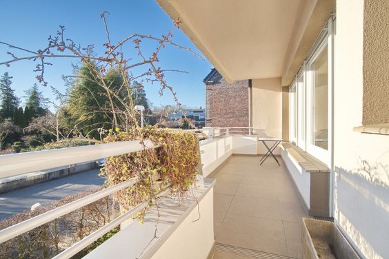 Vollständig eingerichtete Wohnung mit großem Balkon und schönem Ausblick in attraktiver Wohnlage, gute Parkmöglichkeiten, Laufnähe zur Altstadt