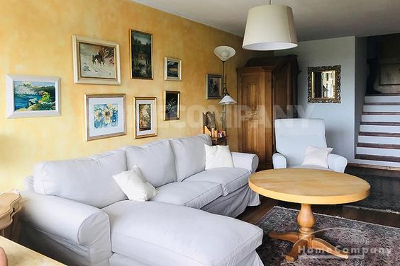 Gepflegte, gemütlich möblierte 3,5 Zimmer Split-Level Wohnung mit zwei Balkonen in Unterschleißheim