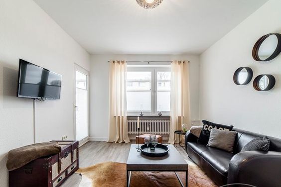 Möblierte “Black and Brown Look” Wohnung mit Balkon in Hamburg – nahe zu City Nord, Stadtpark, Alster und City