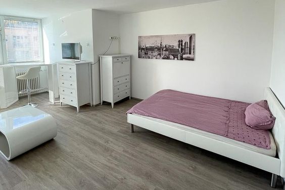 Modern möbliertes Apartment mit Balkon im Münchner-Westend