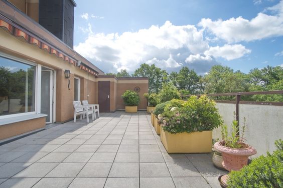 Bright, generously proportioned apartment with approx 40 m² roof terrace, available to rent for a limited period