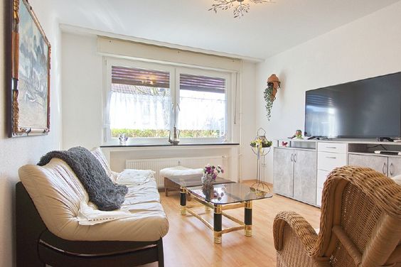 Bright apartment, with internet access, in Bochum’s Höntrop district, directly by the Südpark, 800 metres from local rail station