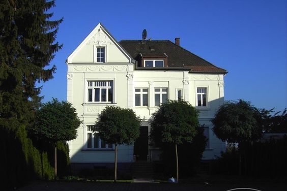 Helle 5-Zimmer-Wohnung in einer weißen Gründerzeitvilla in Brühl, bei Bonn