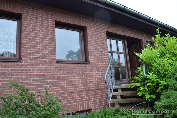 Einfamilienhaus mit schönem Garten, Garage und Carport.