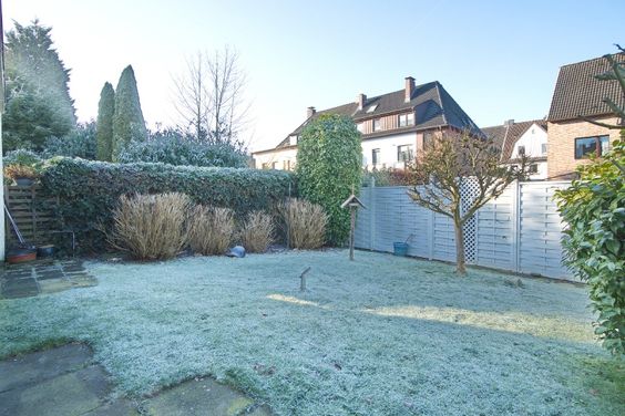 Vermietete Dachgeschosswohnung in guter Wohnlage, mit Garage und Gartenstück, zur Kapitalanlage