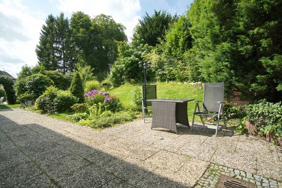 Schöne helle Wohnung mit Gartenterrasse in ruhiger Lage, Garage möglich, Internetzugang u.v.m.