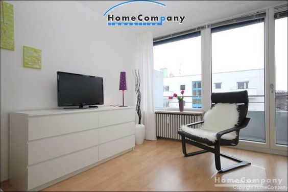 Hübsches, sehr helles und möbliertes 1-Zimmer-Apartment mit Balkon in München-Milbertshofen