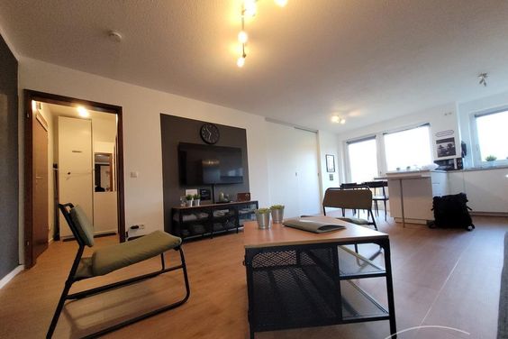 Moderne und hochwertig möblierte 1,5-Zimmer-Wohnung mit Balkon in Neuhausen.