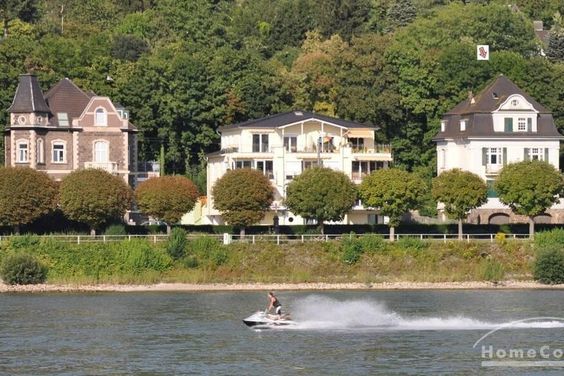 Exklusive Altbauwohnung in denkmalgeschützter Villa mit direktem Panorama-Rheinblick