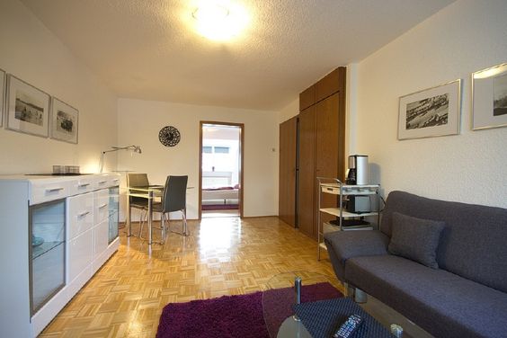 Modern eingerichtete Wohnung mit Parkett und Laminat, am beliebten Isenbergviertel gelegen. W-LAN-Internetzugang vorhanden.