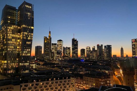 Innenstadt (8054438), Luxus-Apartment mit atemberaubender Sicht auf  Frankfurter Skyline