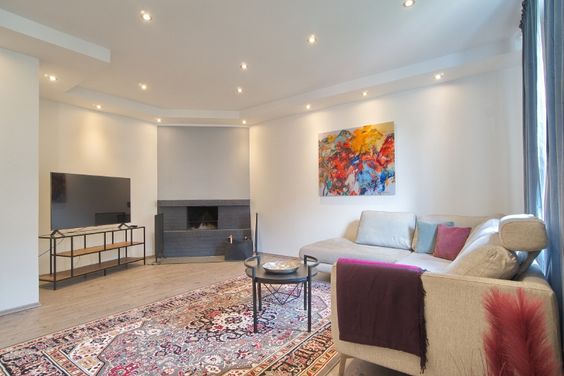 First-time occupancy: Extremely appealing, renovated and newly furnished apartment with stylish shower room and loggia with garden view. Quiet yet central location