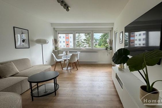 3 Zi.-Whg., möbliert, 1. OG, mit Balkon Richtung Süden; neu ausgestattete und top sanierte Wohnung, separater PKW-Stellplatz vor dem Haus.