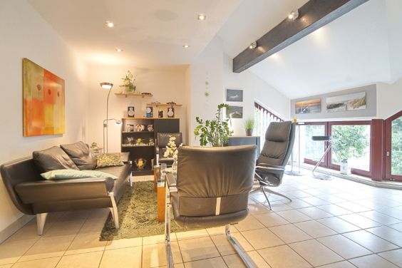 Architecturally appealing apartment in Bochum’s lovely Stiepel district; with internet connection