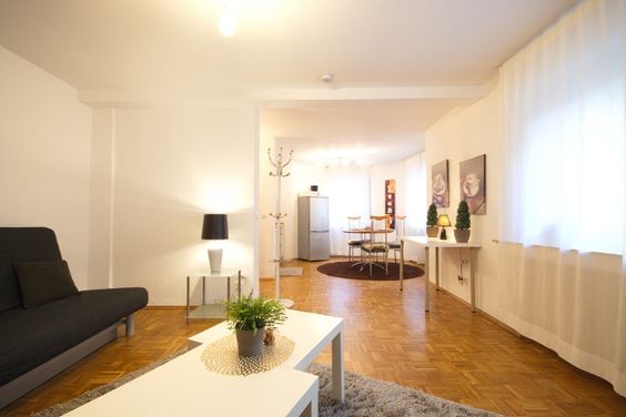 Schickes Apartment mit Parkettboden, W-LAN-Nutzung möglich, S-Bahn und Supermarkt in Laufnähe