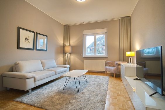 Bright, spacious apartment with parquet flooring, in a pre-WWII building in a lovely, sought-after area of Rüttenscheid, near the market and underground station