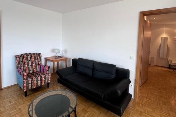 Helle, voll möblierte 2-Zimmer-Wohnung mit großer Dachterrasse in Unterschleißheim