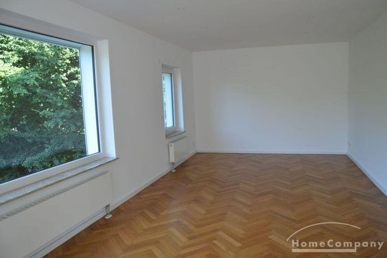 4 Zi Whg. unmöbl. mit Einbauküche, 1.OG renovierte, sanierte Wohnung im 2,5 Familienhaus, Balkon/Terrasse, Garage bei Bedarf.