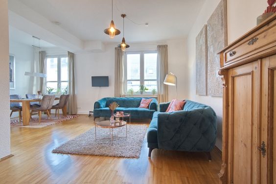 Charming, generously proportioned apartment with wi-fi in an early 20th century building in appealing Langenberg, with parking space and served by S9 rail line