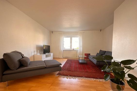 Helle und großzugige  2 Zimmer-Wohnung mit französischen Balkon